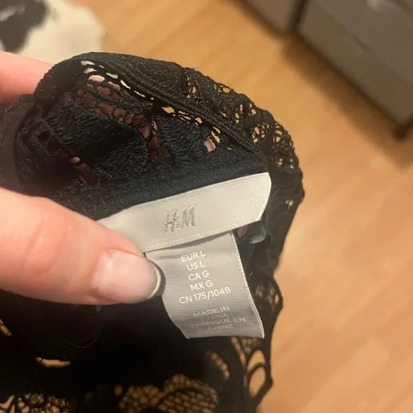 H&M Black Lace Sleeveless Mock Neck Top - Picture 3 of 3